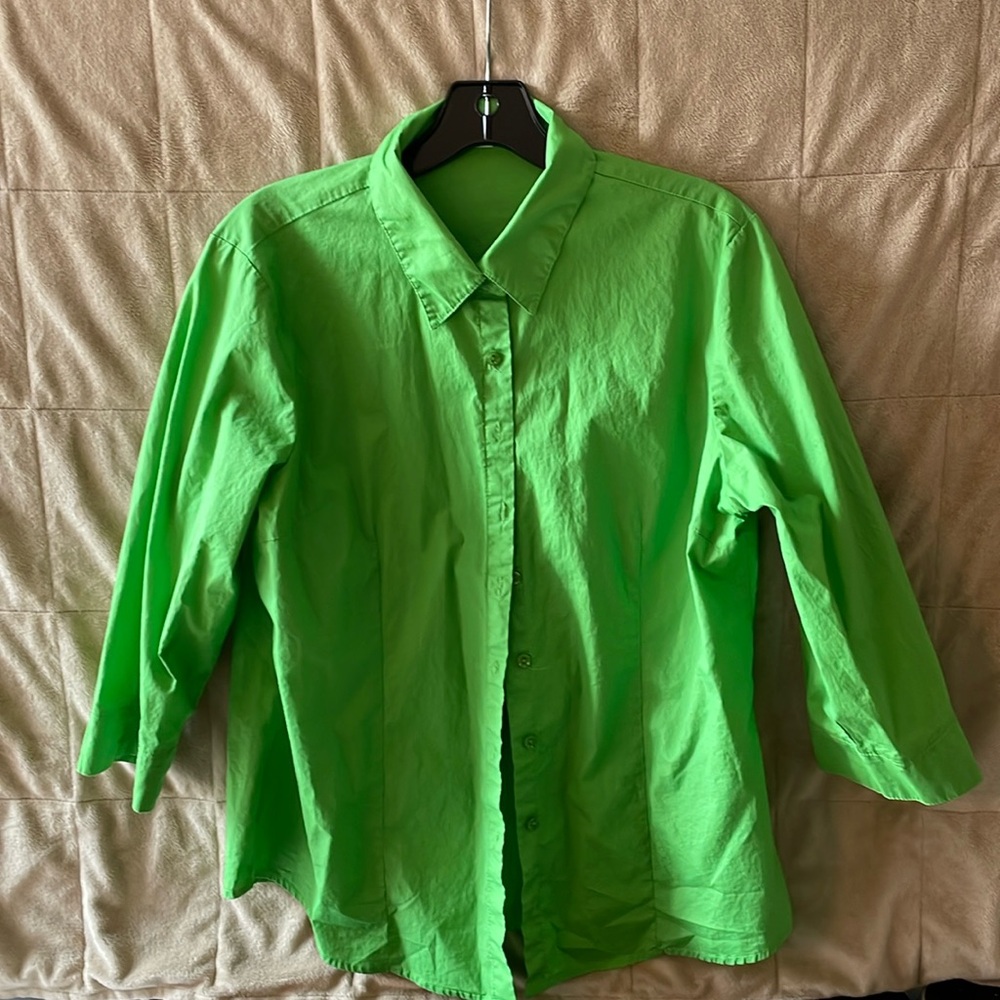 Green blouse, 3/4 length sleeves. XXL fits like a Large.